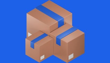 ثلاث صناديق شحن بنية اللون بأحجام مختلفة مع شرائط زرقاء على خلفية زرقاء.